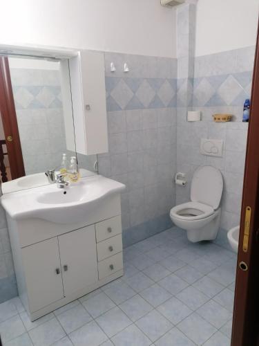 a bathroom with a white sink and a toilet at Villa ILIRIA in Ripa