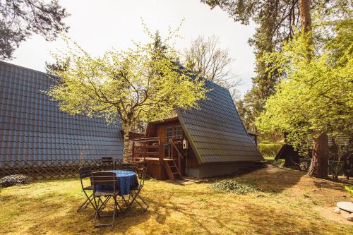 a shed with a table and chairs in a yard at Domek letniskowy Keja in Skorochów