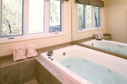 eine große Badewanne im Bad mit Fenstern in der Unterkunft Club Wyndham Resort at Fairfield Glade in Fairfield Glade