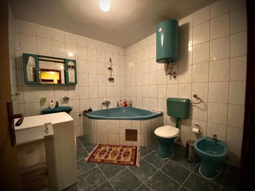 y baño con bañera, aseo y lavamanos. en Hostel Backpackers, en Mostar