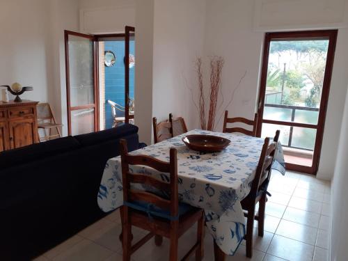 uma sala de jantar com uma mesa com uma tigela em Struttura con accesso diretto in spiaggia em San Felice Circeo
