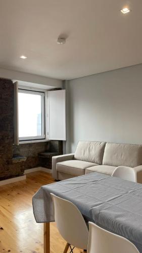 un soggiorno con un divano e un tavolo di São Bartolomeu Apartment 1 a Coimbra