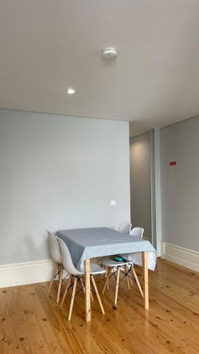 a table and two chairs in a room at São Bartolomeu Apartment 1 in Coimbra