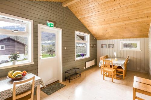 Zimmer mit einem Tisch und einem Esszimmer in der Unterkunft Flåm Hostel in Flåm