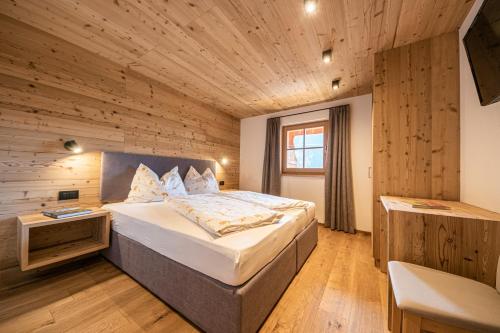 Tempat tidur dalam kamar di Agriturismo Lüch de Vanc