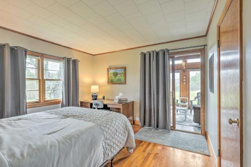 um quarto com uma cama e uma janela em Tasteful Country Home on 5 Acres about 3 Mi to Lake! 