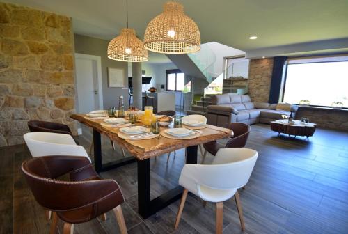 Un comedor con mesa y sillas en GALIHOST - Casa Esclavi, en Cambados