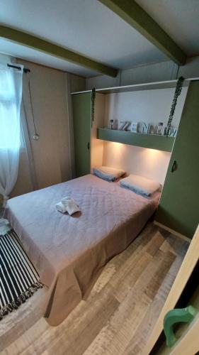 sypialnia z dużym łóżkiem w pokoju w obiekcie Le petit chalet de Charlène w mieście San-Gavino-di-Carbini