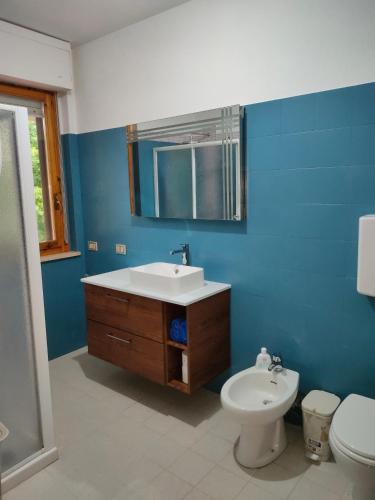 een badkamer met een wastafel en een toilet bij Casa Polly in Follonica