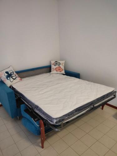 een groot bed in een kamer met een matras bij Casa Polly in Follonica