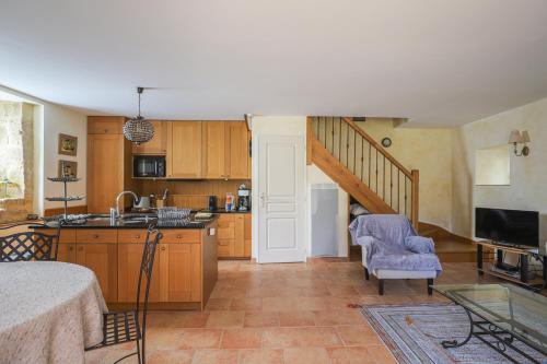 - une cuisine avec un évier et un escalier dans la chambre dans l'établissement Charming cottage in Dordogne - with swimming pool from June 1st to Sept 30th, à Domme