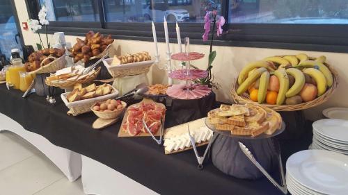 une table contenant des paniers de fruits et d'autres denrées alimentaires dans l'établissement Hôtel Restaurant Mas del Gall, à Castelnou