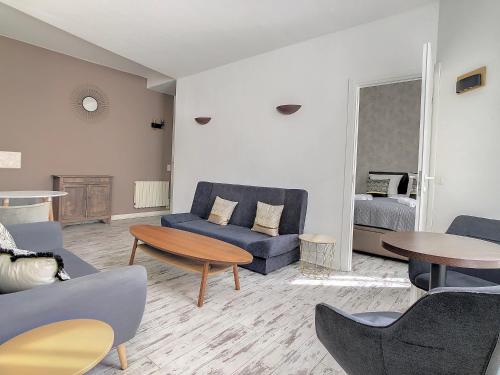 sala de estar con sofá azul y mesas en 2 Bedroom luxury flat Cannes Center La Croisette, en Cannes