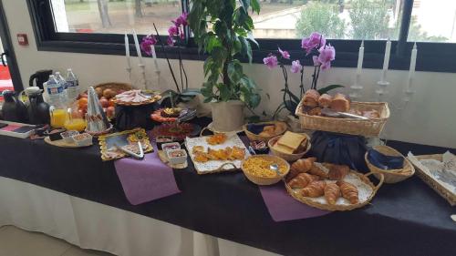 einen Tisch mit Brot und Körben mit Essen drauf in der Unterkunft Hôtel Restaurant Mas del Gall in Castelnou