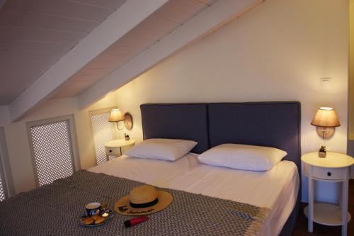 Postel nebo postele na pokoji v ubytování Perigiali Suite