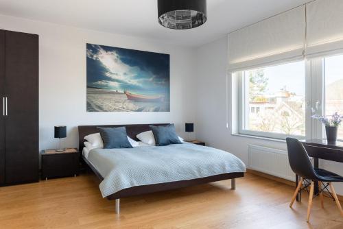 Schlafzimmer mit einem Bett mit Wandgemälde in der Unterkunft Villa Balladyna in Gdynia