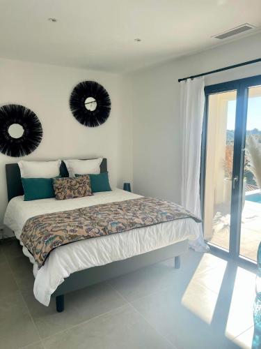 Ένα ή περισσότερα κρεβάτια σε δωμάτιο στο EXCEPTIONNELLE VILLA Proche d'AJACCIO et PORTICCIO