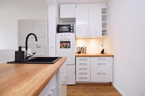 Kuchyňa alebo kuchynka v ubytovaní Seaside Studio Apartment Dworska