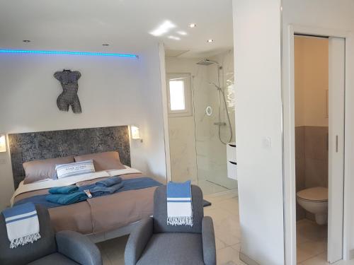 Et badeværelse på Villa Calma Port Venus Village Naturiste Piscine & vélo