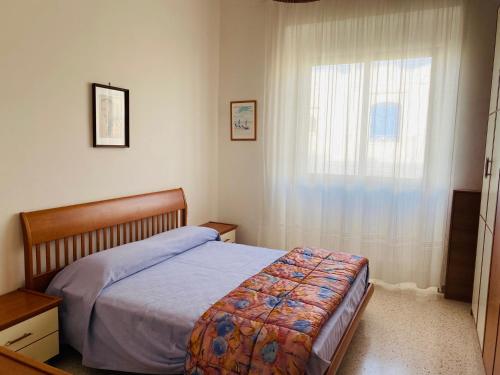 - une chambre avec un lit et une fenêtre dans l'établissement NoiSalento, à Marina di Mancaversa