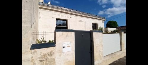 a building with a fence and a pay meter at Maison T3 - 2 chambres lits doubles in Lormont