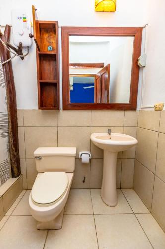 a bathroom with a toilet and a sink at Del Wawa in Máncora