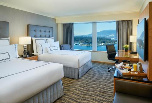 Postel nebo postele na pokoji v ubytování Pan Pacific Vancouver