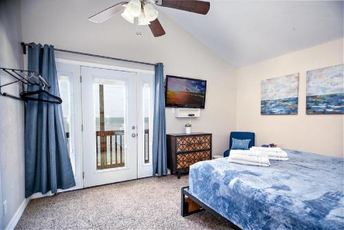 - une chambre avec un lit et un ventilateur de plafond dans l'établissement Bay Front Home with Spectacular Sunrise Views, à Port Lavaca