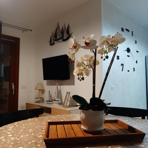 a vase with flowers on a table in a room at Casa di Matteo in Villasimius