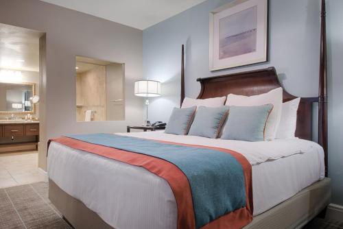 Un pat sau paturi într-o cameră la Club Wyndham National Harbor