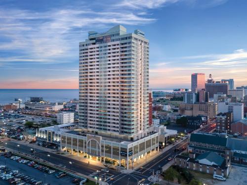 een hoog gebouw in een stad met een straat bij Club Wyndham Skyline Tower in Atlantic City