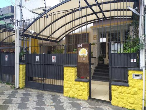 una entrada a un edificio con una puerta y escaleras en Hostel Ipê, en São Paulo