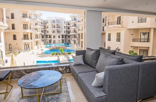 Bazén v ubytování Central location Aqua Tropical Resort Al Gouna RD 401 nebo v jeho okolí