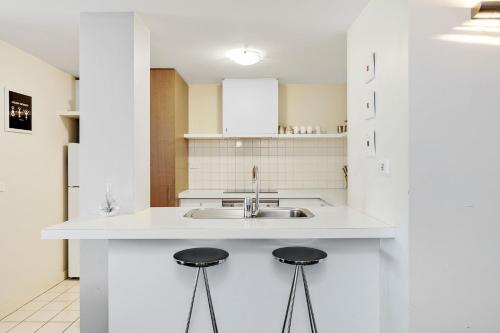 ローンにあるApartment 2 Kalimnaのキッチン(シンク、バースツール2つ付)