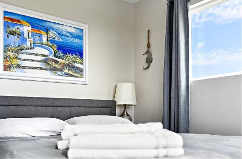 Bay Front Home with Spectacular Sunrise Viewsにあるベッド