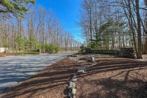 Gallery image of Chic Poconos Getaway with Deck and Home Theater! in Pocono Pines