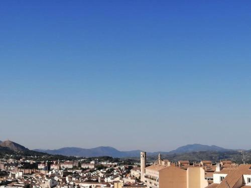 widok na miasto z góry w tle w obiekcie IDEAL - DISFRUTAR DE MONTAÑA y PLAYA cerca (40') w mieście Alcoy