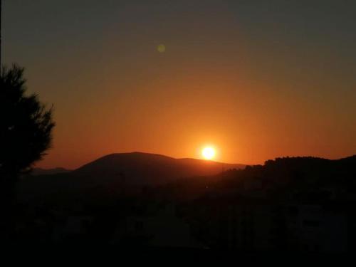 zachód słońca nad górami w obiekcie IDEAL - DISFRUTAR DE MONTAÑA y PLAYA cerca (40') w mieście Alcoy