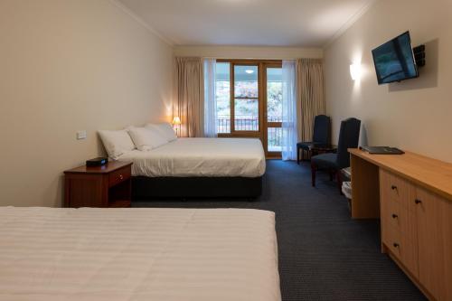 Кровать или кровати в номере Elkanah Lodge and Conference Centre