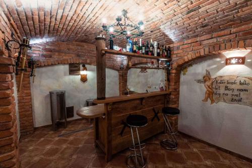 um bar num quarto com uma parede de tijolos em Holiday home in Dvor Kranjska Krain 42901 em Dvor