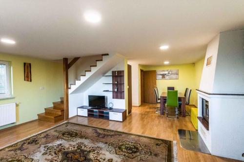 un grand salon avec un escalier et un salon dans l'établissement Holiday home in Dvor Kranjska Krain 42901, à Dvor