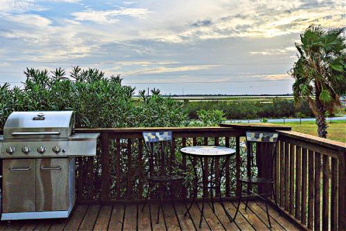 Bay Front Home with Spectacular Sunrise Viewsにあるバルコニーまたはテラス