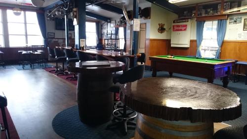 um quarto com uma mesa de bilhar e um bar em Mangonui Hotel em Mangonui