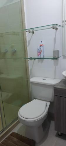 y baño con aseo y ducha acristalada. en comodo Apartamento alojamiento Pereira Gamma, en Pereira