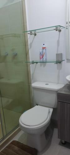 Un baño con inodoro y ducha de cristal. en comodo Apartamento alojamiento Pereira Gamma, en Pereira