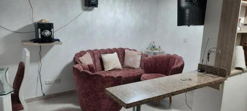 sala de estar con sofá y mesa en comodo Apartamento alojamiento Pereira Gamma, en Pereira