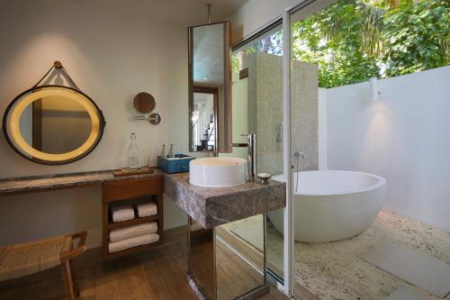 Koupelna v ubytování The Centara Collection, Machchafushi Island Resort & Spa Maldives - 30 percent discount on transfers for min 4 nights stay and more, valid for reservations between 11th Feb till 22 Dec 2025