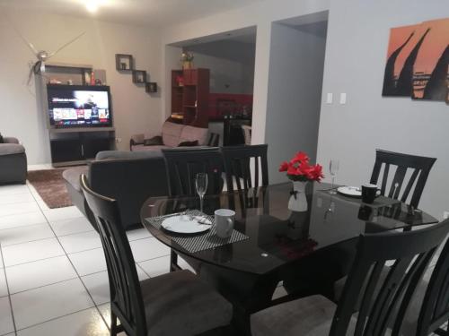 uma mesa de jantar e cadeiras numa sala de estar em Apartamento familiar em Trujillo