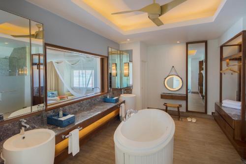 Koupelna v ubytování The Centara Collection, Machchafushi Island Resort & Spa Maldives - 30 percent discount on transfers for min 4 nights stay and more, valid for reservations between 11th Feb till 22 Dec 2025