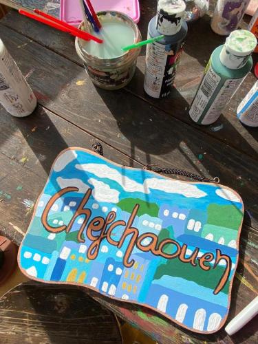 a skateboard sitting on top of a wooden table at Campground Hostal La Bonanza Chez Kika in Piendamó